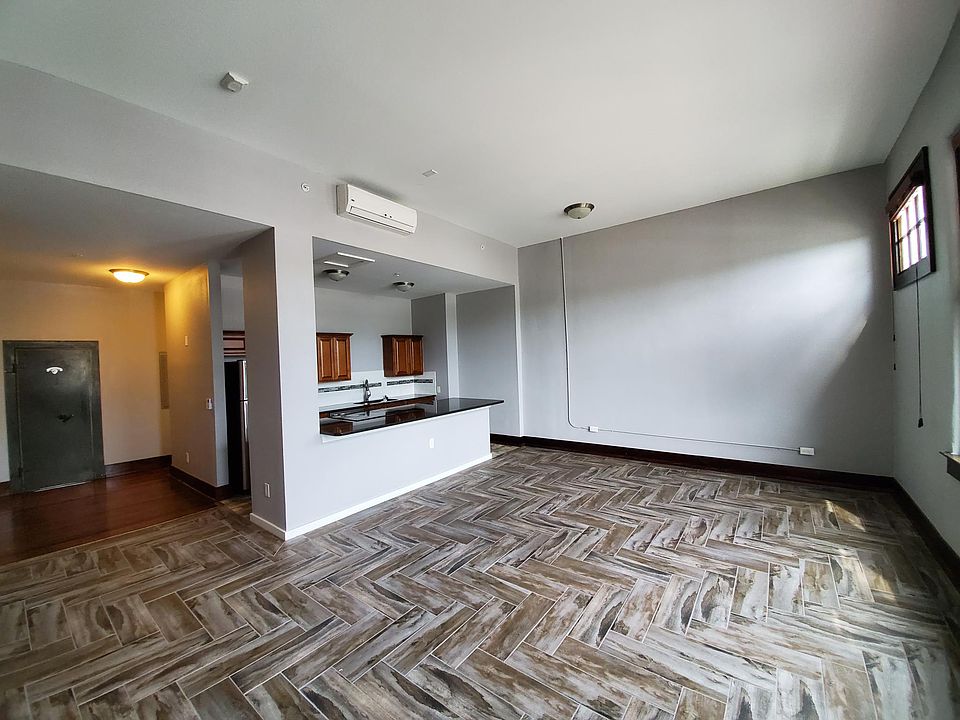 1st image of 214 W Elm St APT 203