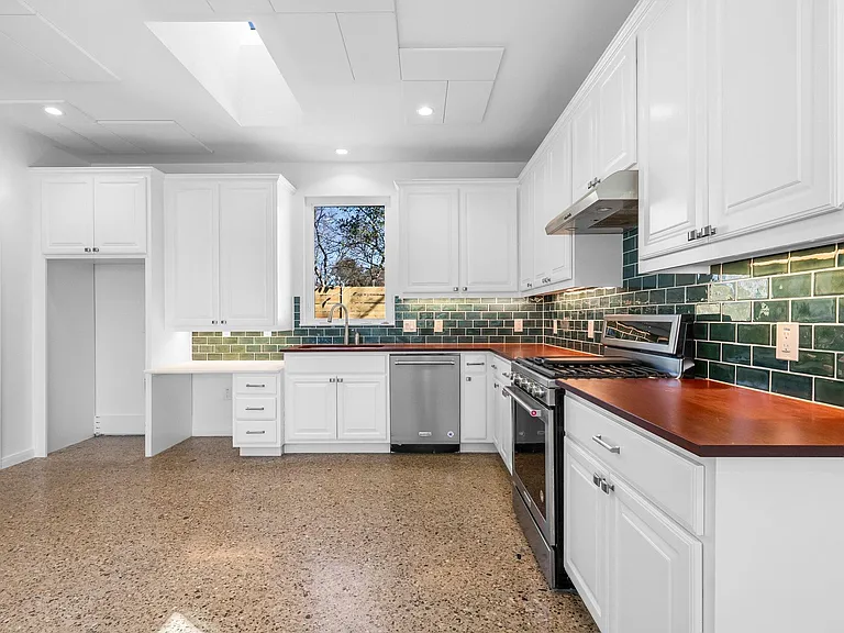512 W Saint Johns Ave #B — Photo 6