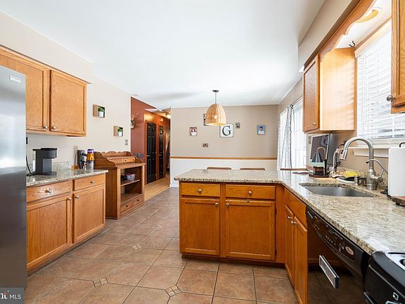 5th image of 9 Fox Cove Dr