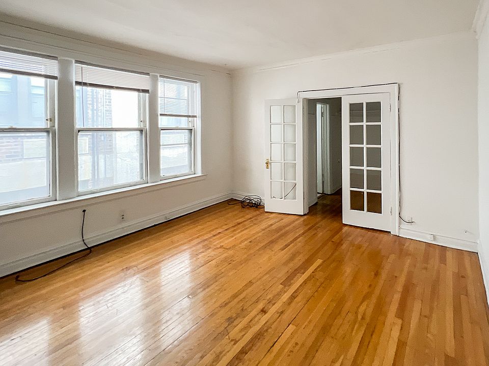 1st image of 432 1/2 W Surf St #208