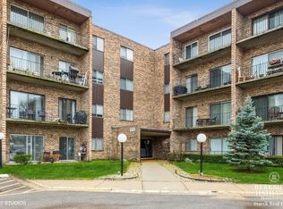 701 W Huntington Commons Rd APT 108, Mount Prospect, IL 60056