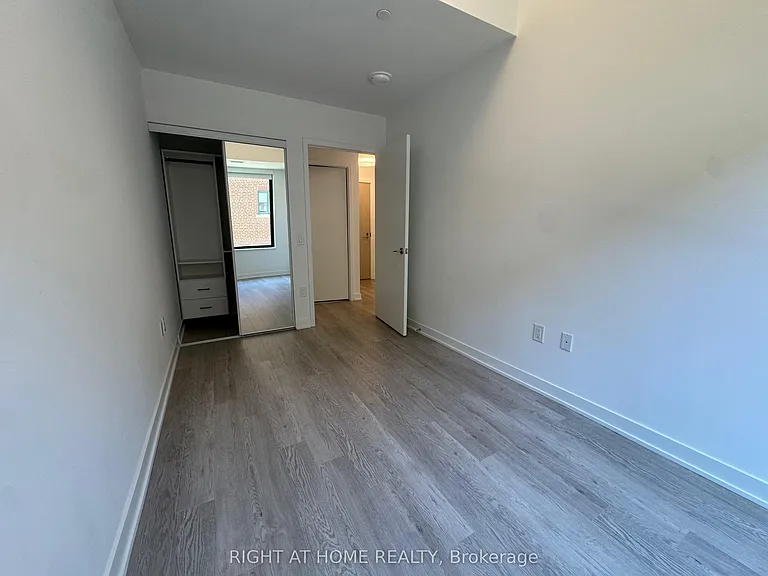 3 Strathgowan Ave #202 — Photo 29