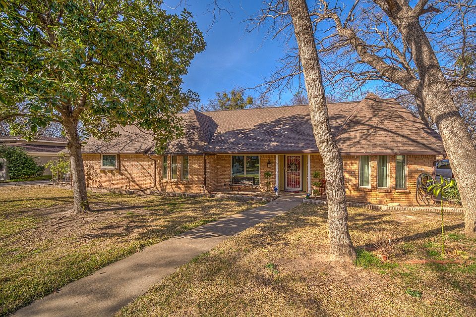 1st image of 108 Oak Forest Trl