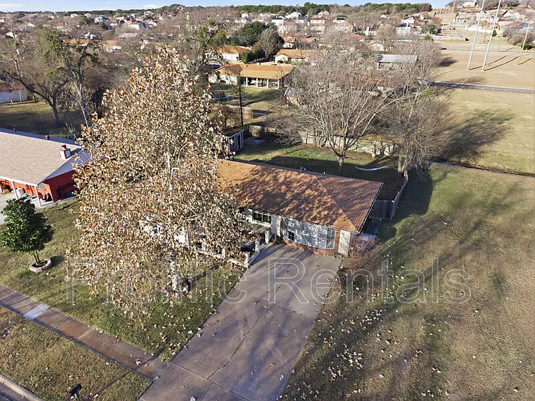 610 Creek St — Photo 5