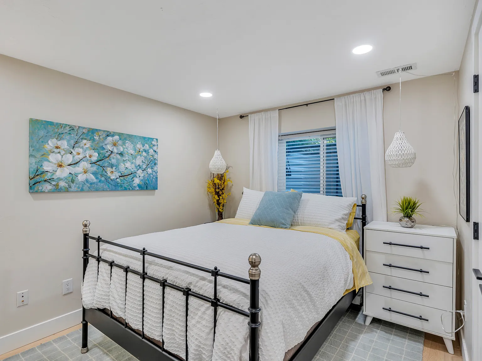 3 bed, 1300 sqft, $1,900 — Photo 2