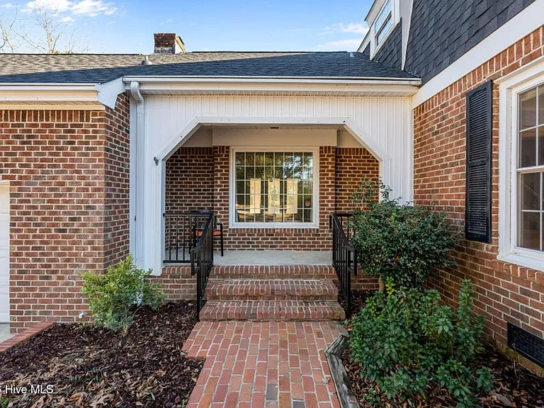 236 Shoreline Dr — Photo 2