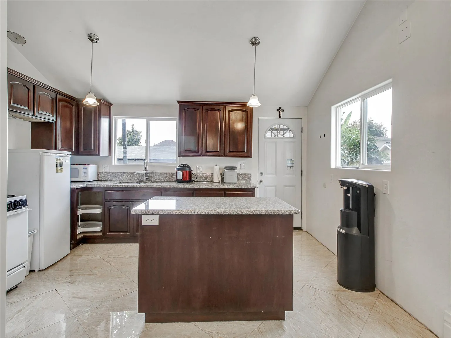 3 bed, 990 sqft, $3,500 — Photo 4