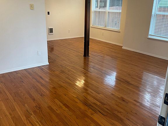 2nd image of 1111 NE Roselawn St