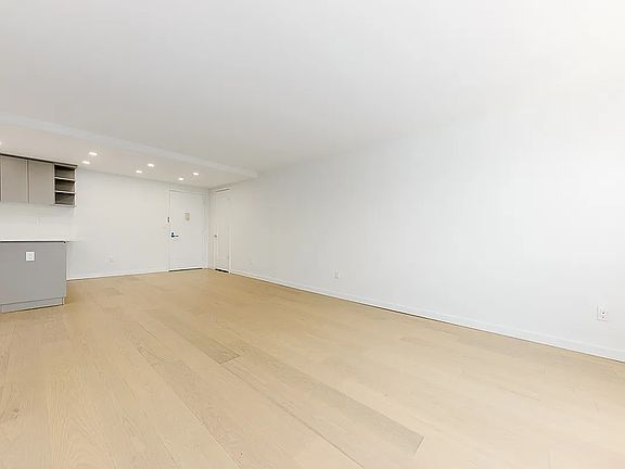 4th image of 561 Amsterdam Ave #8B