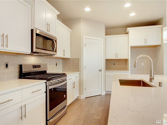 photos of 2581 plan from another community.  Colors and finishes will vary. Pendant lights not available at evergreen view