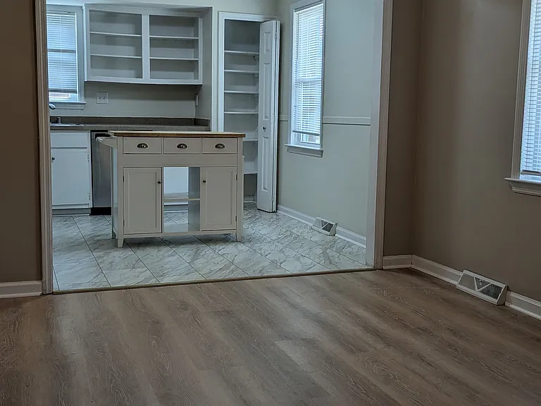 474 Woodview Dr — Photo 2