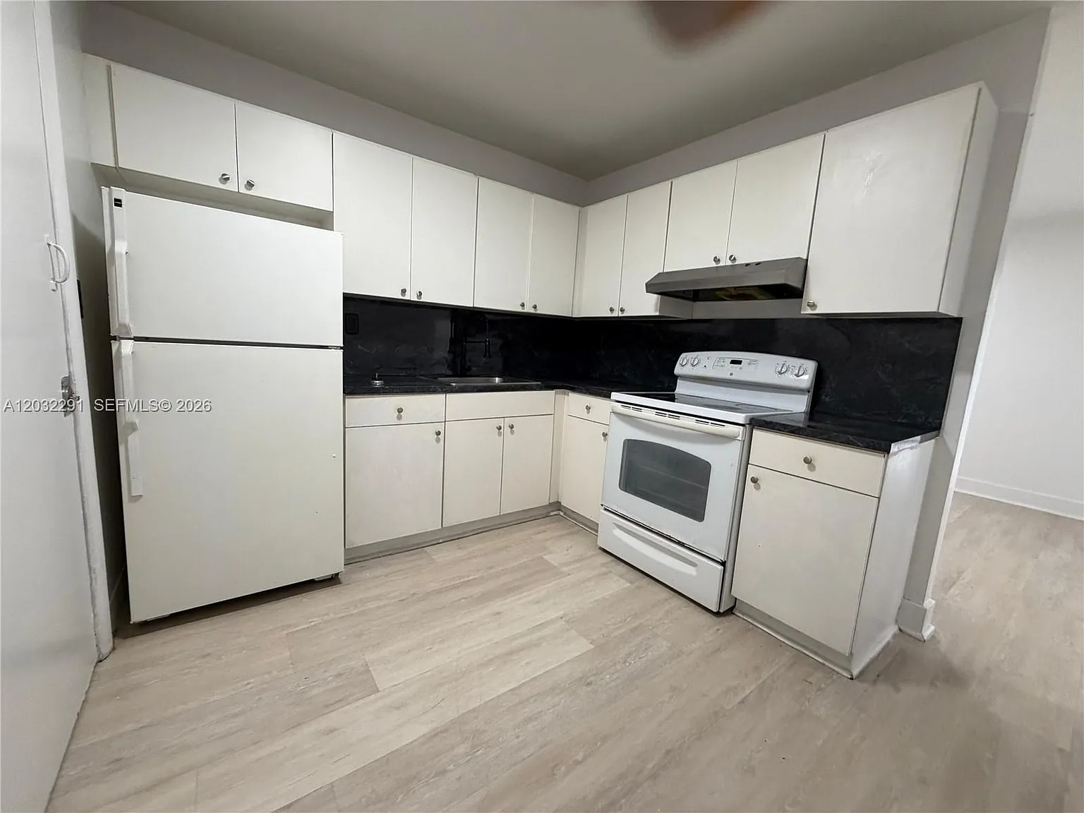 12215 W Dixie Hwy — Photo 1