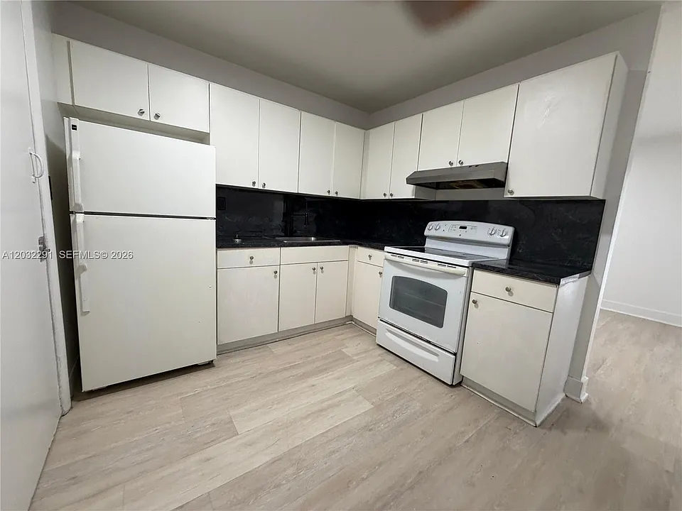 12215 W Dixie Hwy #206