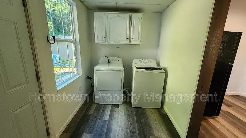 3 bed, 1.0 bath, $1,050 — Photo 2