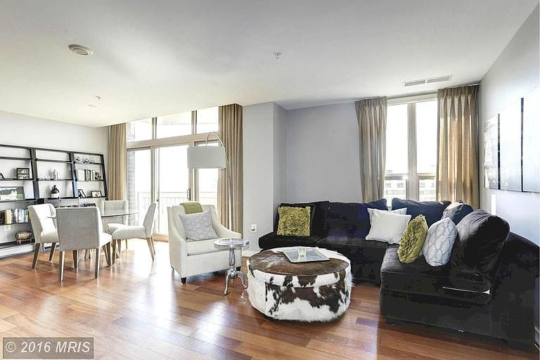 1287 SF of open living space