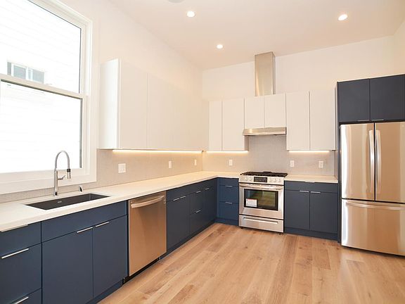5th image of 479 Elizabeth St #A