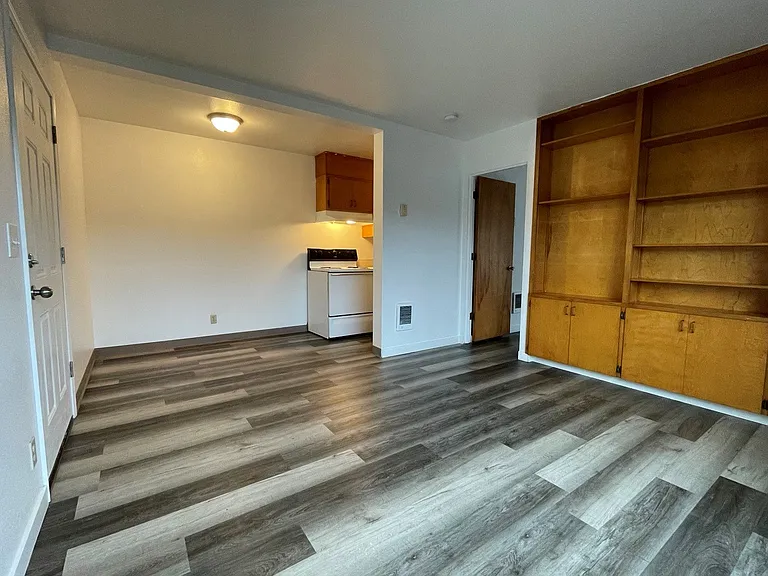 University House — Photo 1