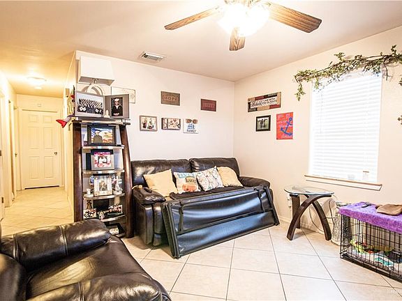 3rd image of 914 Lowry Ln