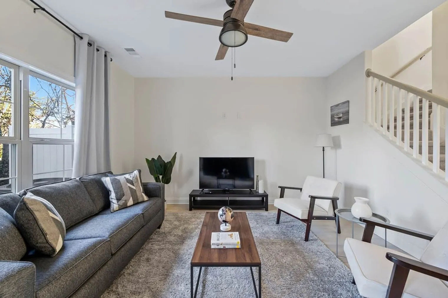3 bed, 2.5 bath, 1636 sqft, $2,606 — Photo 3