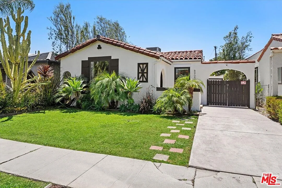 2 bed, 1.0 bath, 1142 sqft, $5,500 — Photo 2