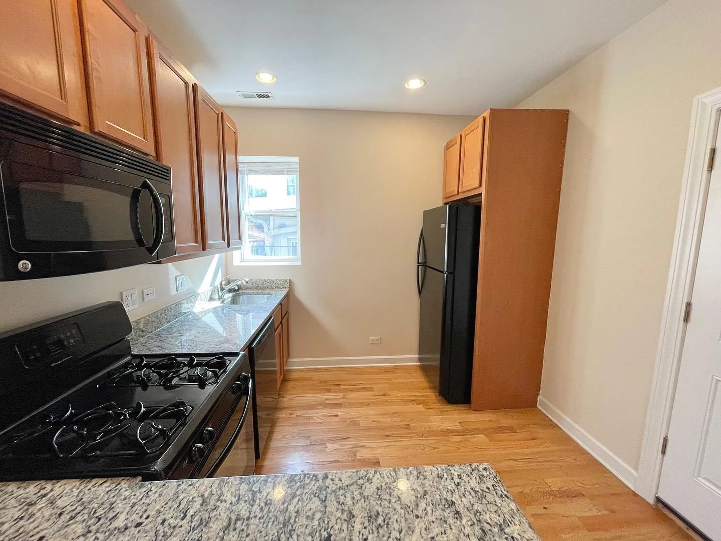 2 bed, 950 sqft, $2,246 — Photo 3