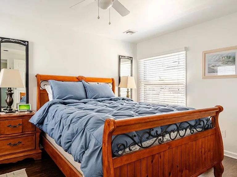 Mstr Bed - Queen Size w/ bathroom