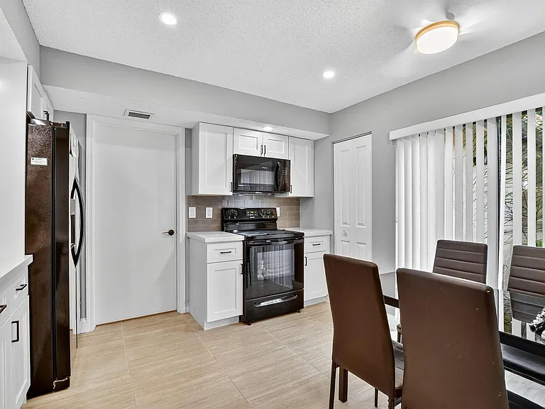 7773 La Mirada Dr — Photo 12
