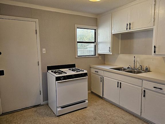 4th image of 617 Villa Dr