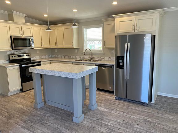 3rd image of 39650 Persimmon Ave