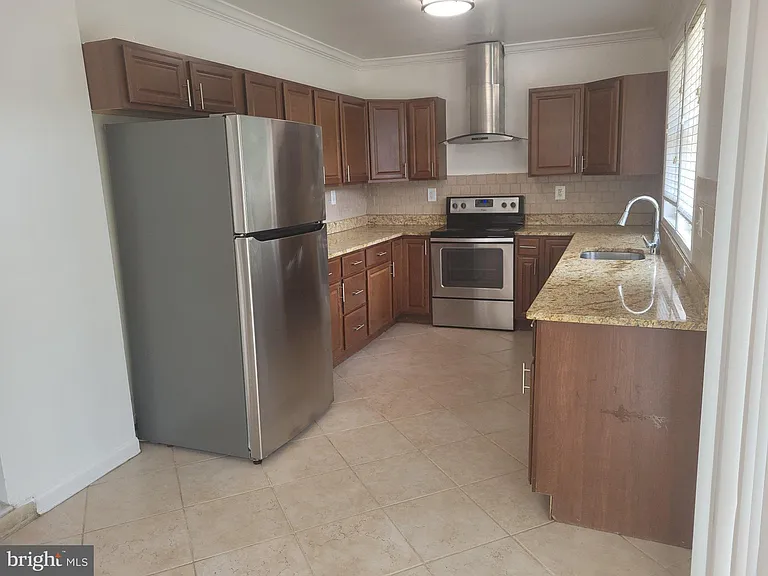 6818 Rolling Rd — Photo 12