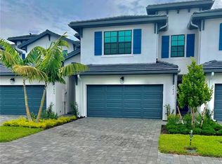 7452 Rockefeller Dr, Naples, FL 34119