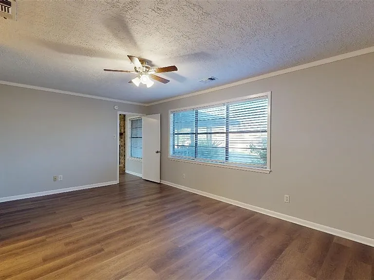 3904 Windwood Cir — Photo 12