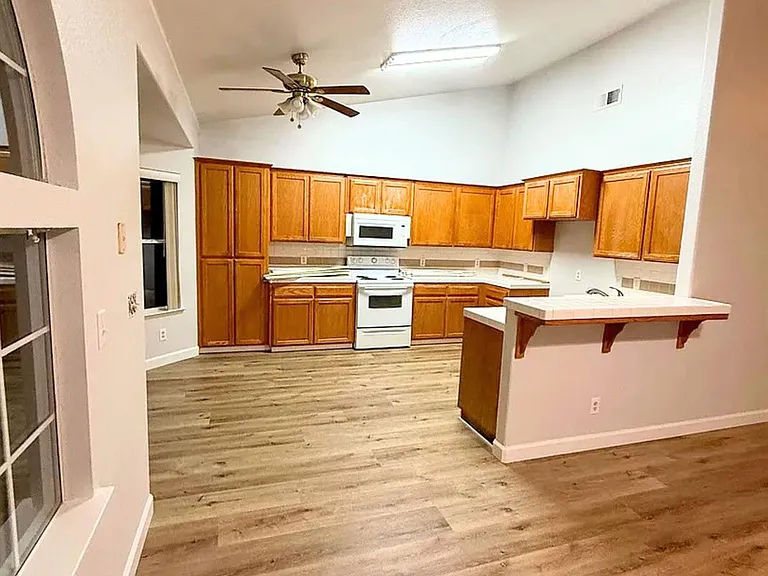 2804 E Deyoung Dr — Photo 4