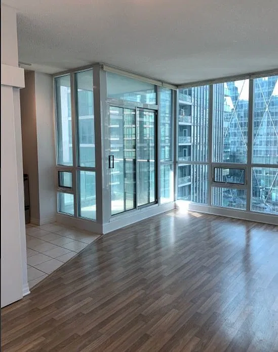 12 Yonge St #2010