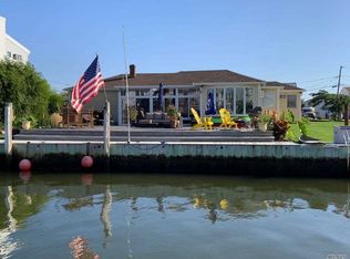 35 Roneck Ct, Shirley, NY 11967