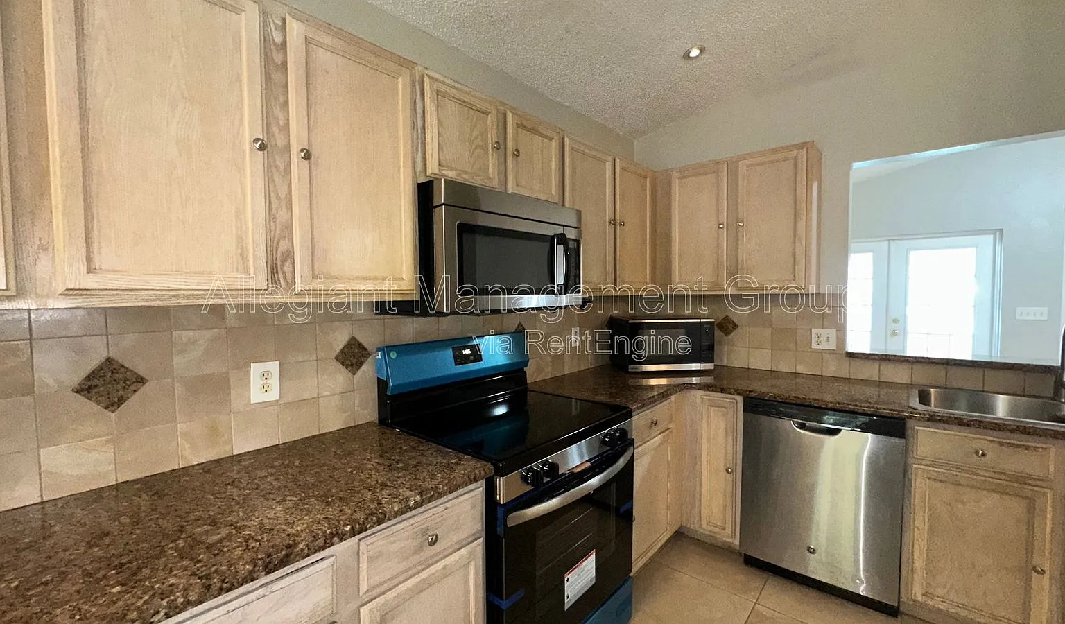 3 bed, 2.5 bath, 1468 sqft, $2,199 — Photo 4