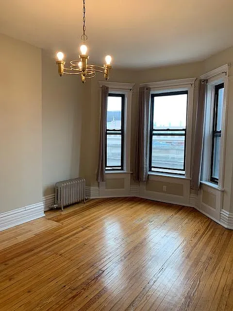 822 W Belmont Ave