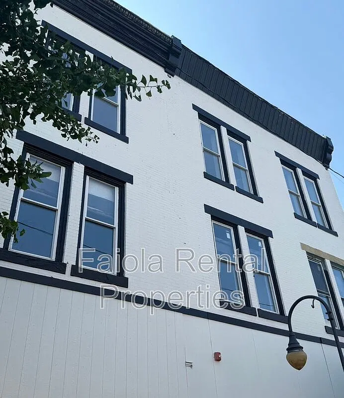 1 bed, 1.0 bath, 368 sqft, $1,000 — Photo 1