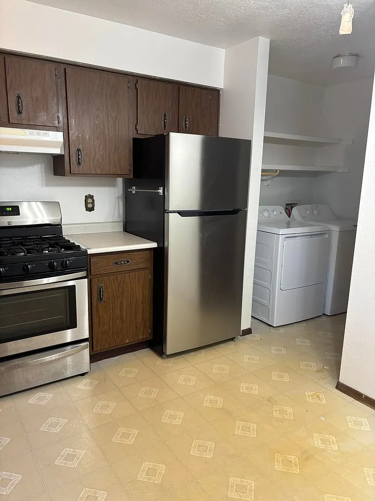2 bed, 971 sqft, $1,600 — Photo 3