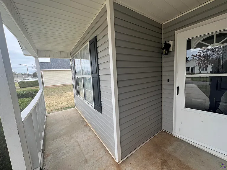 215 Haverhill Cir — Photo 2