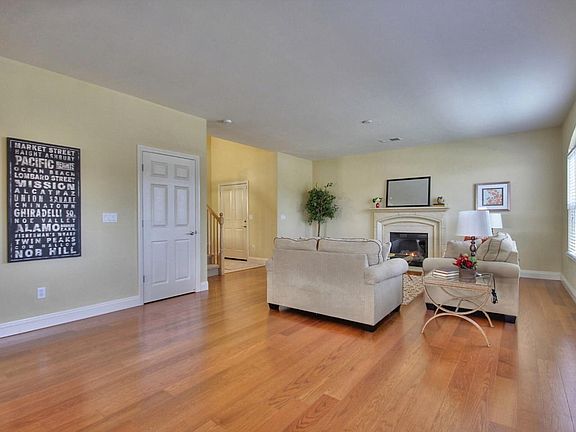 5th image of 1325 Branham Ln