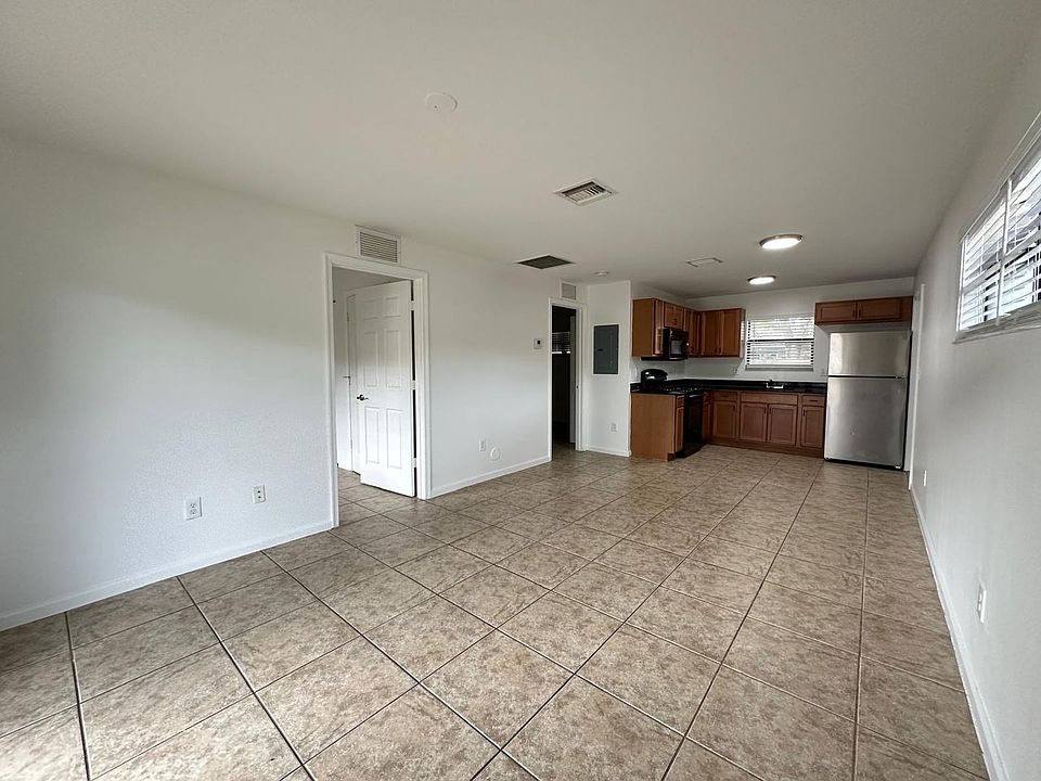 1st image of 1045 NE 10th Ave APT 1