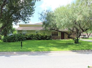 203 S Pumphrey St, Edna, TX 77957