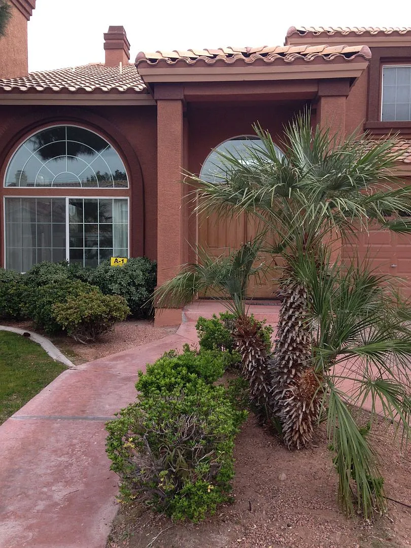 Free Rent - Green Valley Area - 5 Bed / 3 Bath - Golf Course Views — Photo 2
