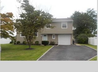 177 Blue Point Rd W, Holtsville, NY 11742