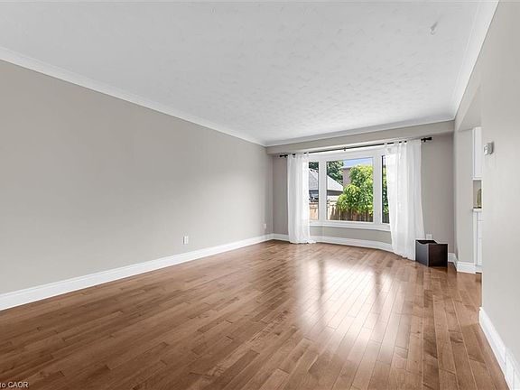 5th image of 19 Millpond Pl