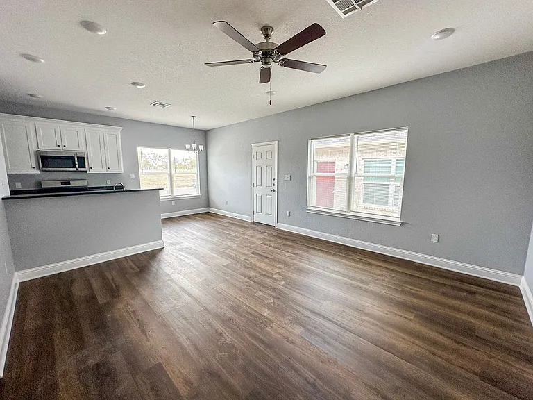 100-102 Vitava Dr W — Photo 4
