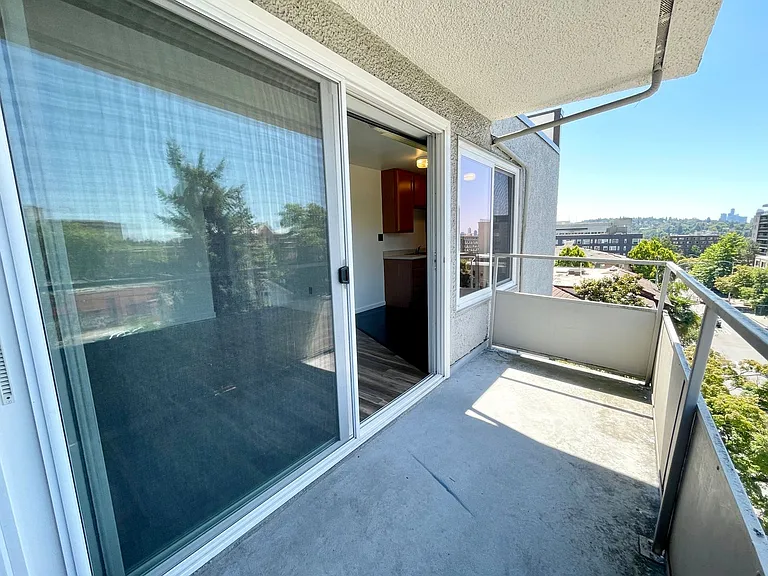 Escolier Apartments — Photo 51
