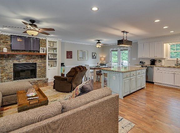 3rd image of 102 Windy Mill Dr