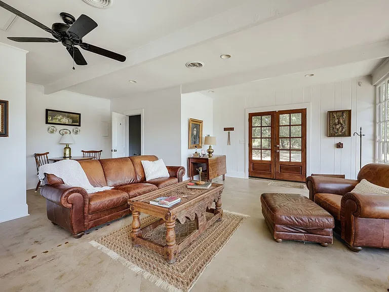 190 Lakewood Dr — Photo 2